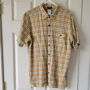 Patagonia men's short sleeved button down, front pocket shirt.